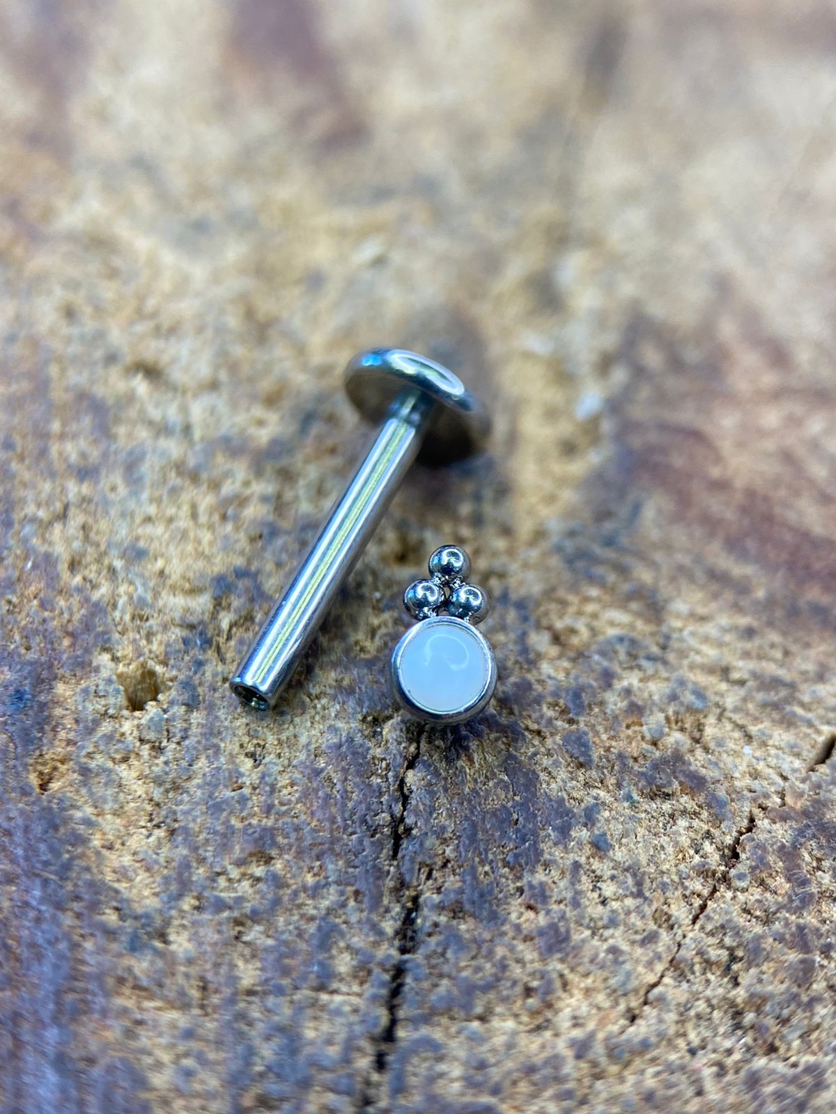 Labret Opala Branca X Mm Tit Nio Tl Capital Piercing